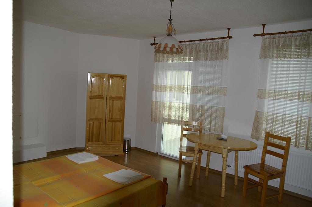 Karadzhovy Guest House Kalofer Pokoj fotografie